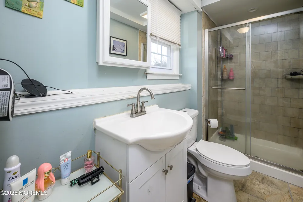 8 Holiday Rd, Manalapan, NJ 07726