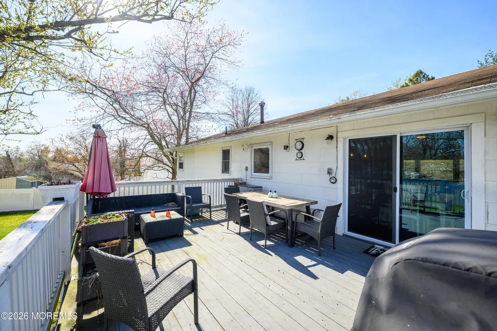 8 Holiday Rd, Manalapan, NJ 07726