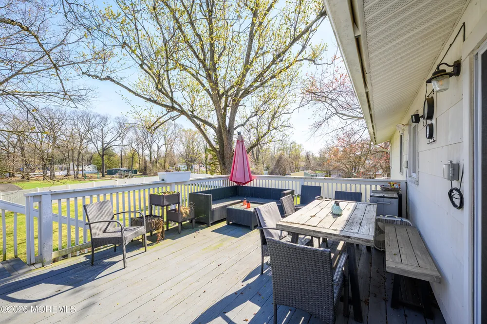 8 Holiday Rd, Manalapan, NJ 07726