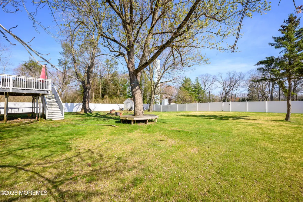 8 Holiday Rd, Manalapan, NJ 07726