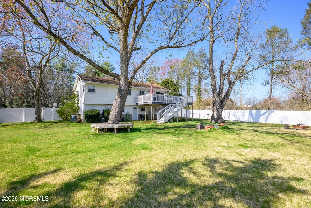 8 Holiday Rd, Manalapan, NJ 07726