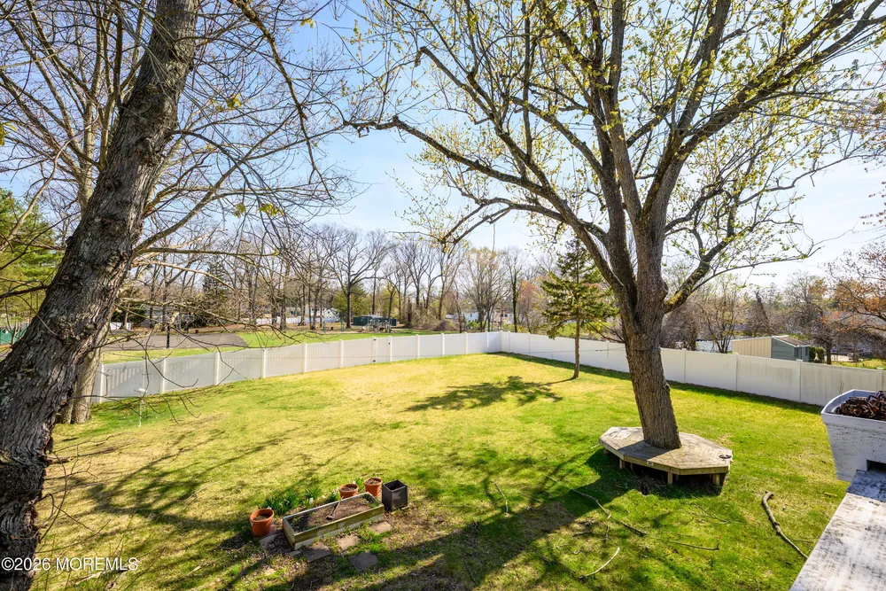 8 Holiday Rd, Manalapan, NJ 07726
