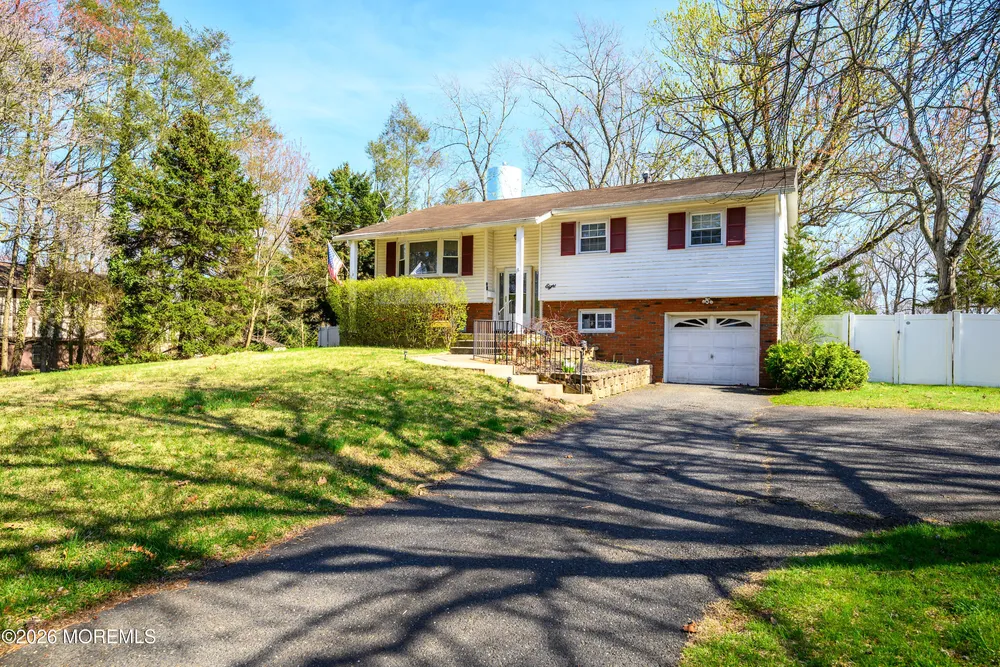 8 Holiday Rd, Manalapan, NJ 07726