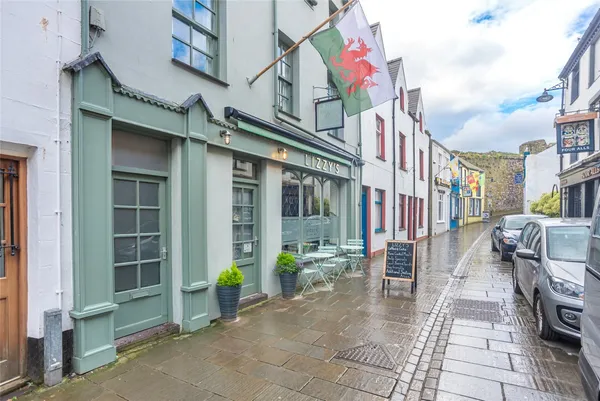 Hole in the Wall Street, Caernarfon, Gwynedd, LL55