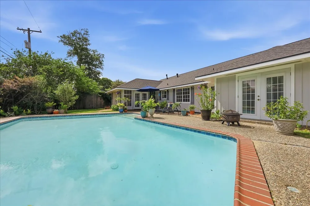 6155 Westgate Dr, Beaumont, TX 77706