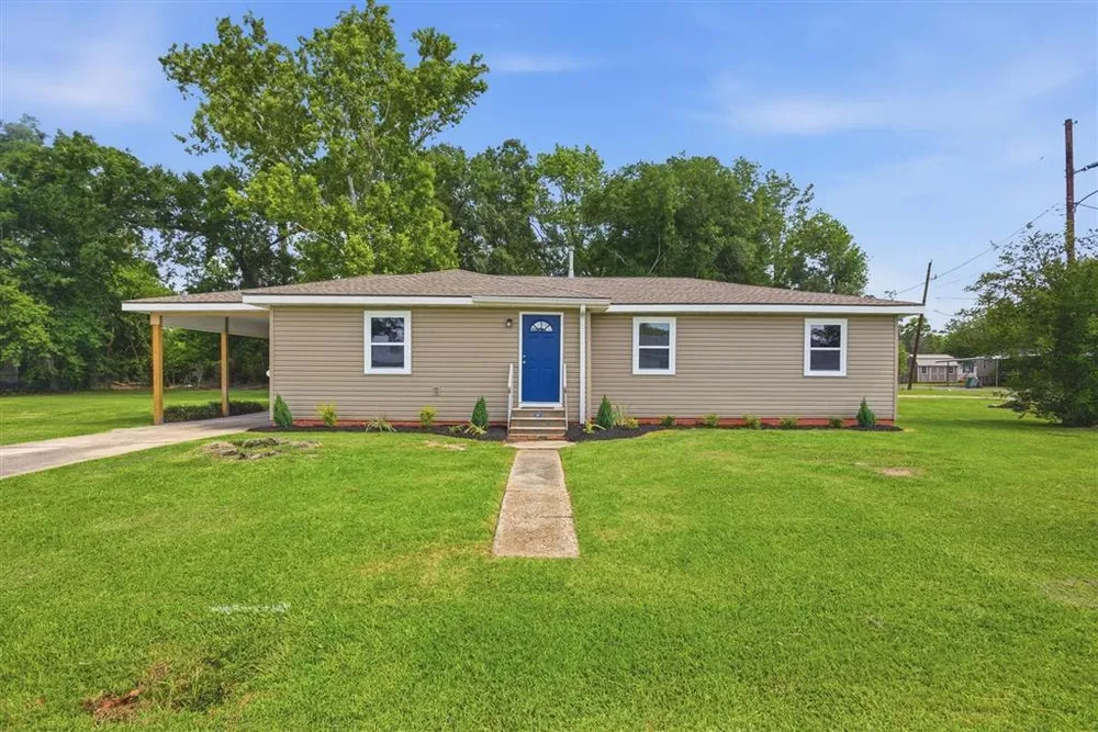 613 Palumbo St, Sulphur, LA 70663-2136