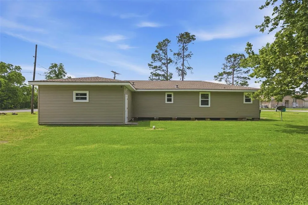 613 Palumbo St, Sulphur, LA 70663-2136