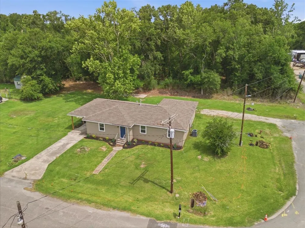 613 Palumbo St, Sulphur, LA 70663-2136