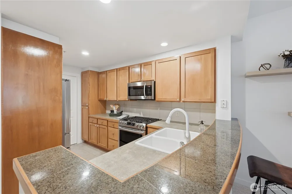 2607 Western Ave, Seattle, WA 98121