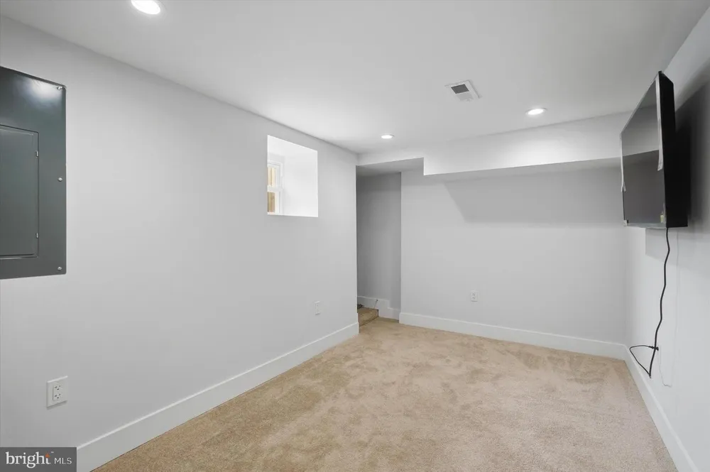 64 E Montana St, Philadelphia, PA 19119