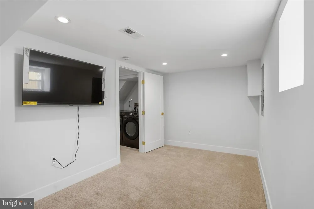 64 E Montana St, Philadelphia, PA 19119