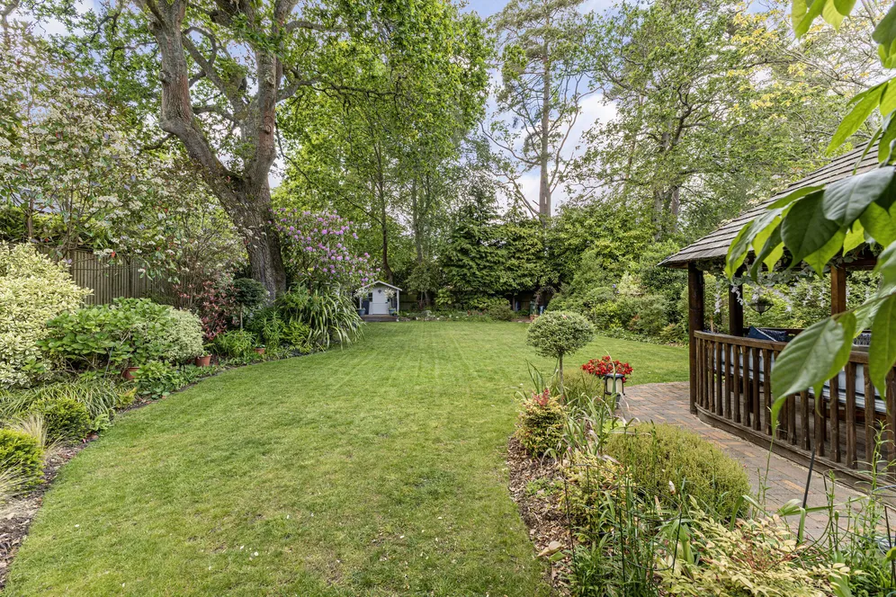 Larch Avenue, Sunningdale, SL5 photo 2
