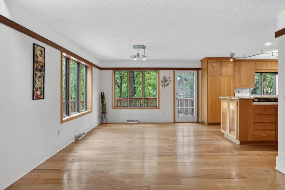 8655 Hunters Way, Apple Valley, MN 55124