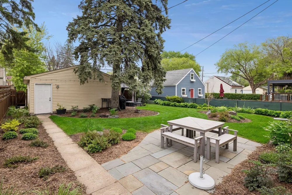 957 Hoyt Ave W, Saint Paul, MN 55117
