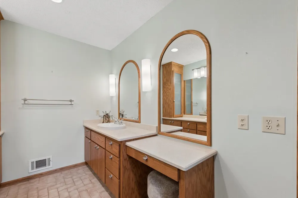 8655 Hunters Way, Apple Valley, MN 55124