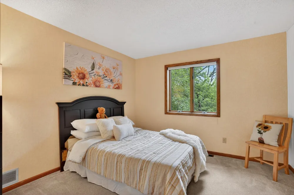 8655 Hunters Way, Apple Valley, MN 55124