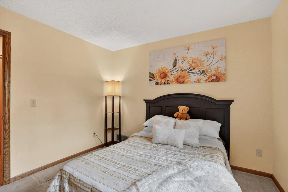 8655 Hunters Way, Apple Valley, MN 55124