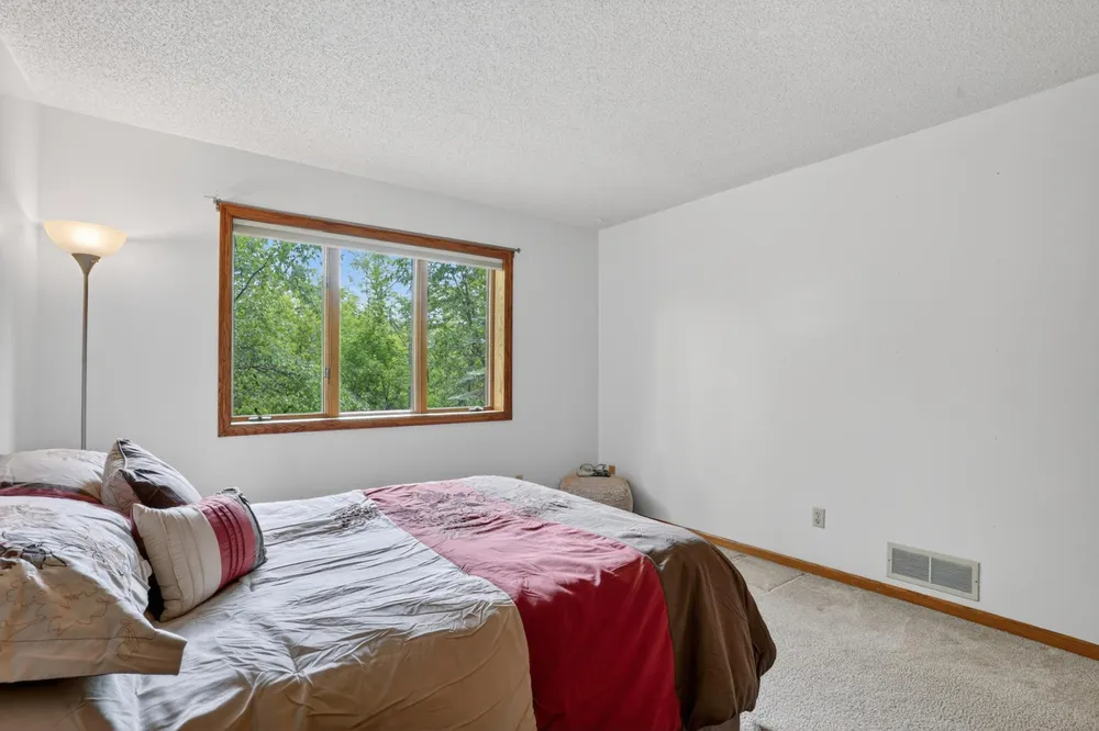 8655 Hunters Way, Apple Valley, MN 55124