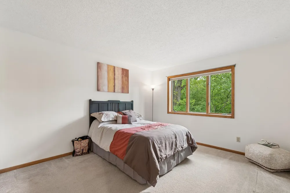 8655 Hunters Way, Apple Valley, MN 55124