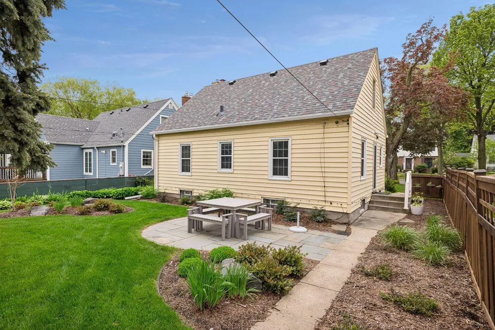 957 Hoyt Ave W, Saint Paul, MN 55117
