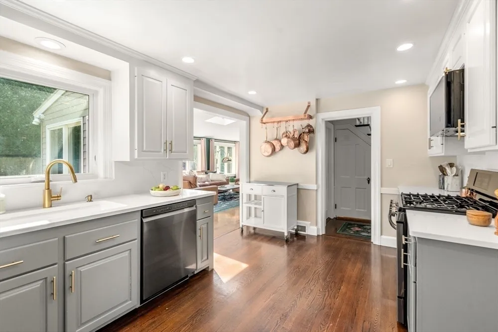 52 Beaufort Ave, Needham, MA 02492