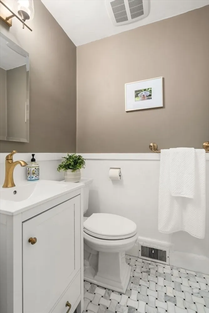 52 Beaufort Ave, Needham, MA 02492