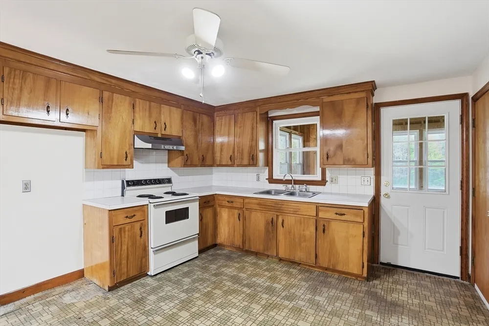 107 Salisbury St, Dracut, MA 01826