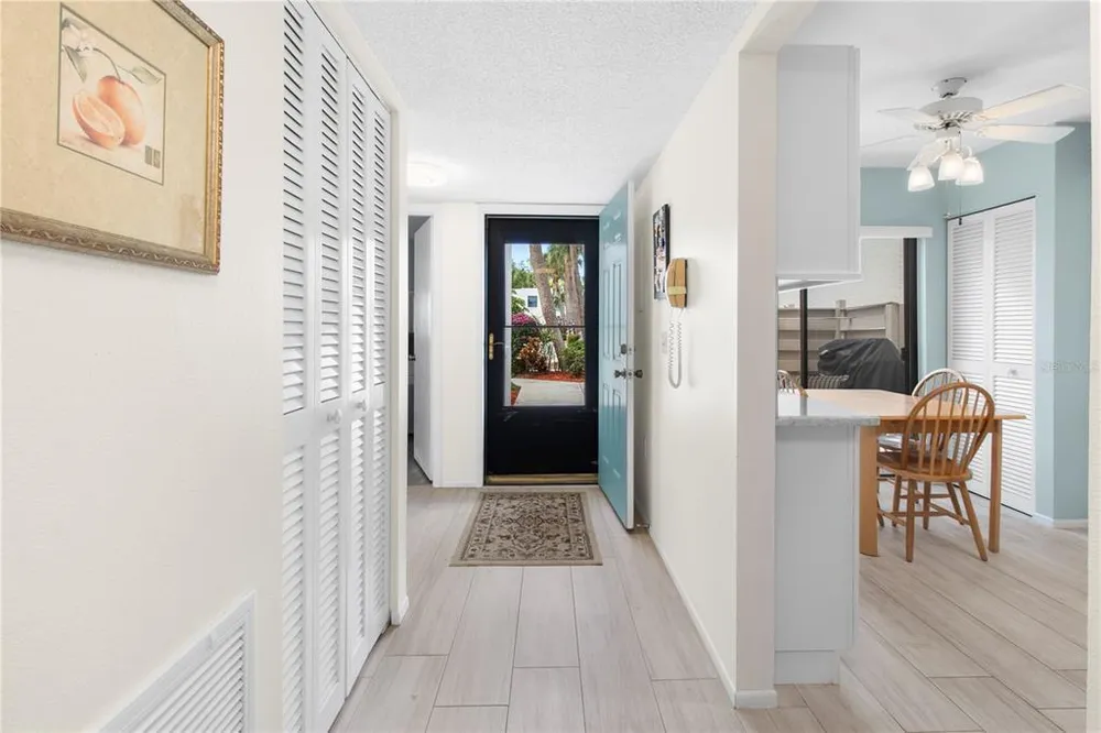 220 Lakewood Dr, Bradenton, FL 34210