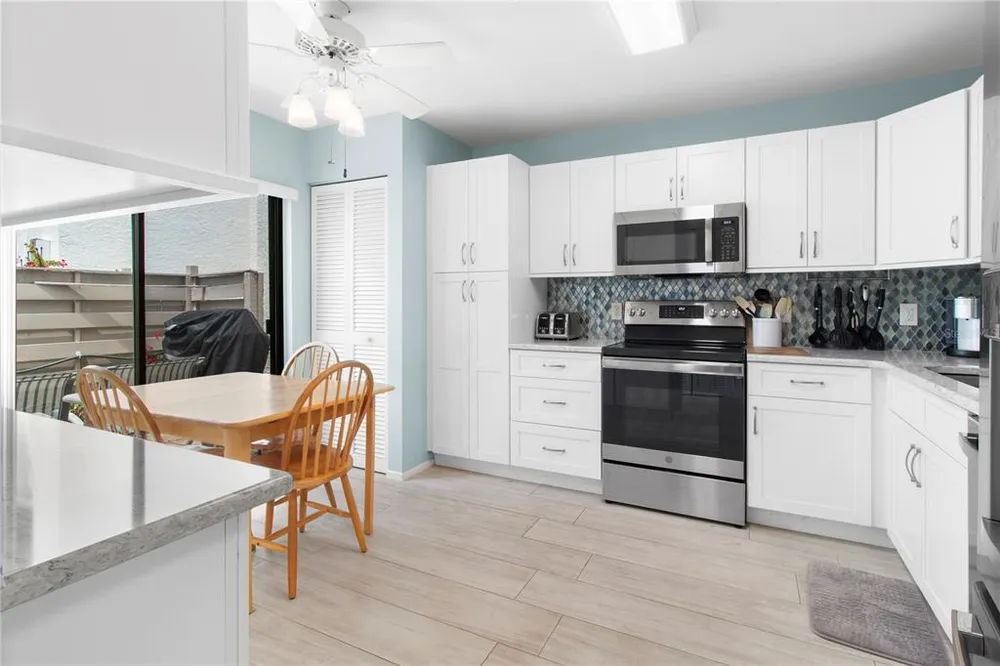220 Lakewood Dr, Bradenton, FL 34210