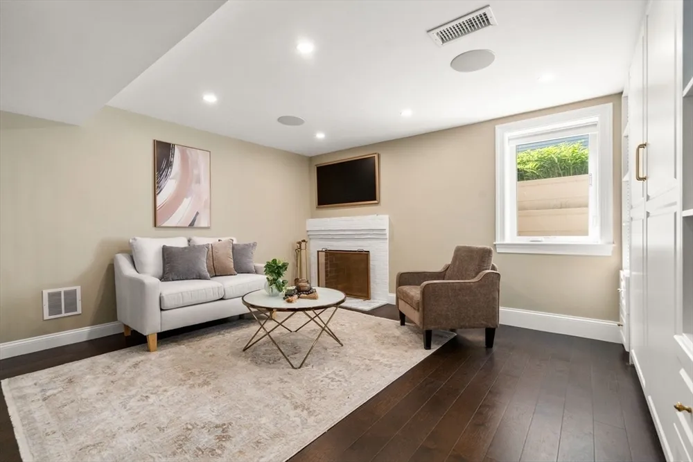 52 Beaufort Ave, Needham, MA 02492