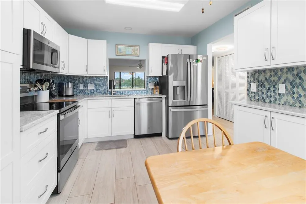 220 Lakewood Dr, Bradenton, FL 34210