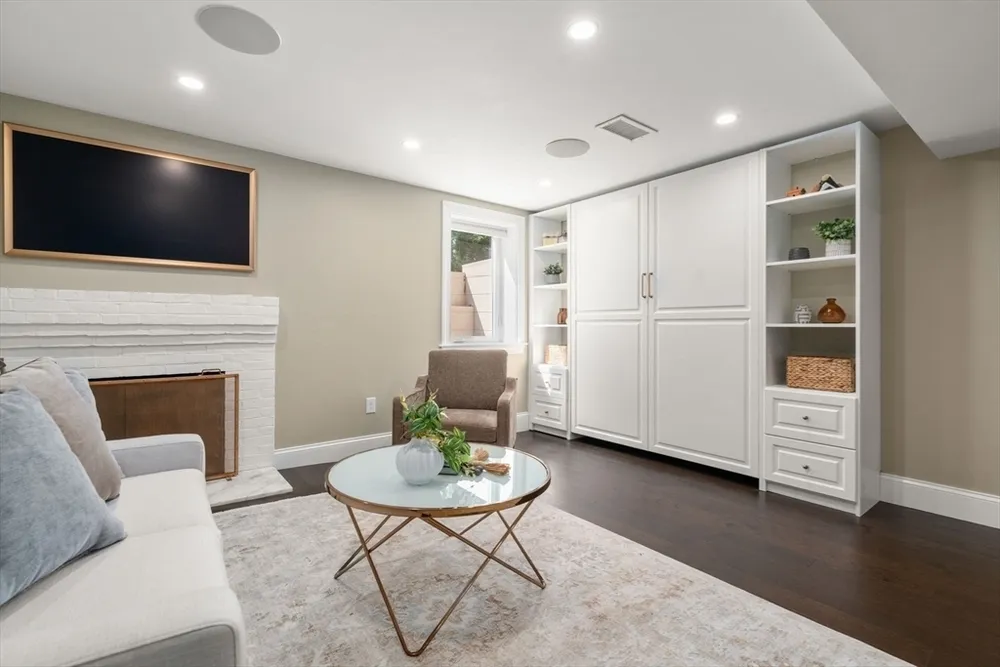 52 Beaufort Ave, Needham, MA 02492