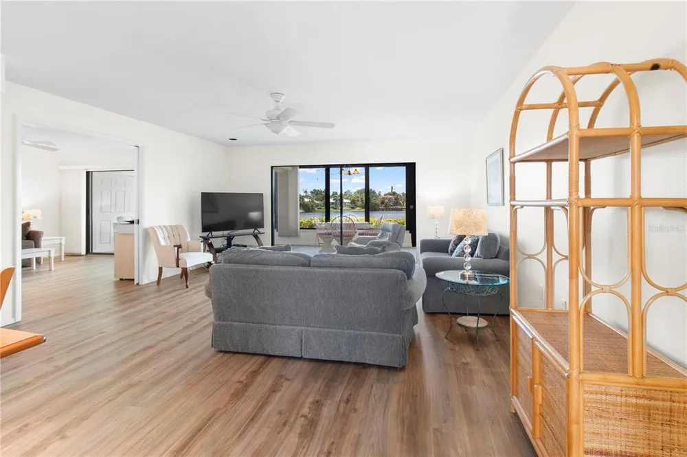 220 Lakewood Dr, Bradenton, FL 34210