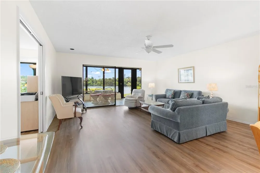 220 Lakewood Dr, Bradenton, FL 34210