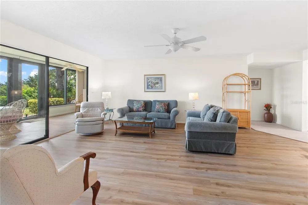 220 Lakewood Dr, Bradenton, FL 34210