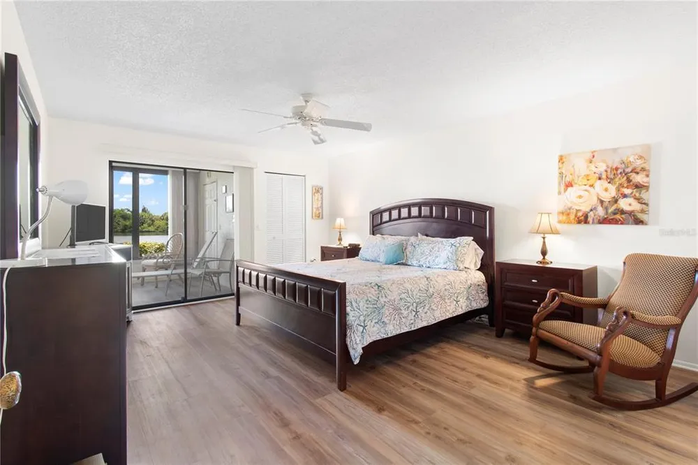 220 Lakewood Dr, Bradenton, FL 34210