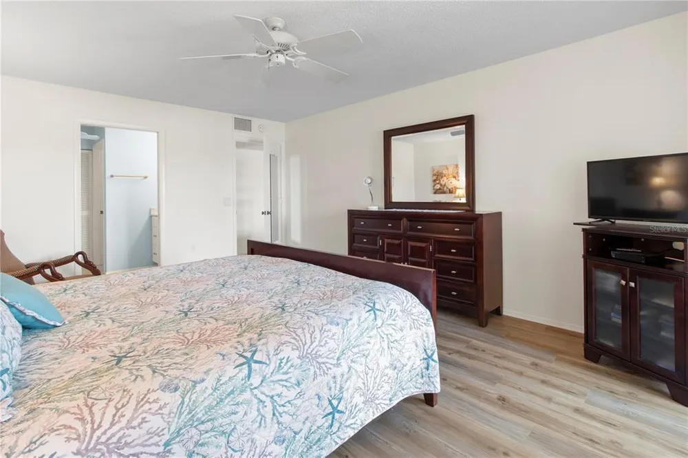 220 Lakewood Dr, Bradenton, FL 34210