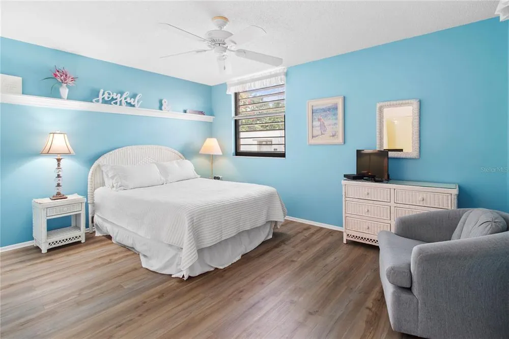 220 Lakewood Dr, Bradenton, FL 34210