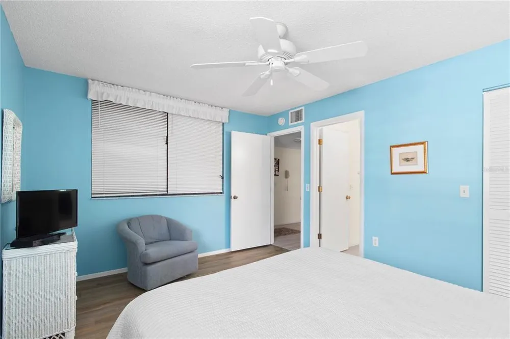 220 Lakewood Dr, Bradenton, FL 34210