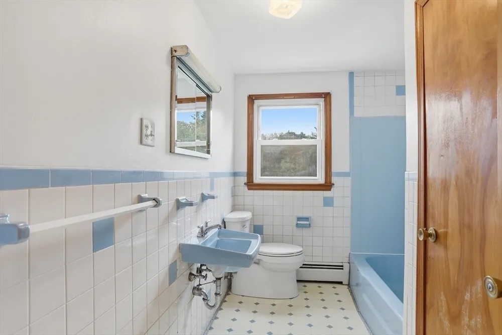 107 Salisbury St, Dracut, MA 01826