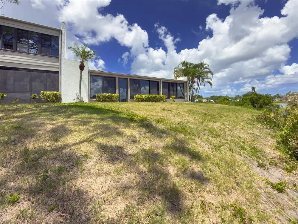 220 Lakewood Dr, Bradenton, FL 34210