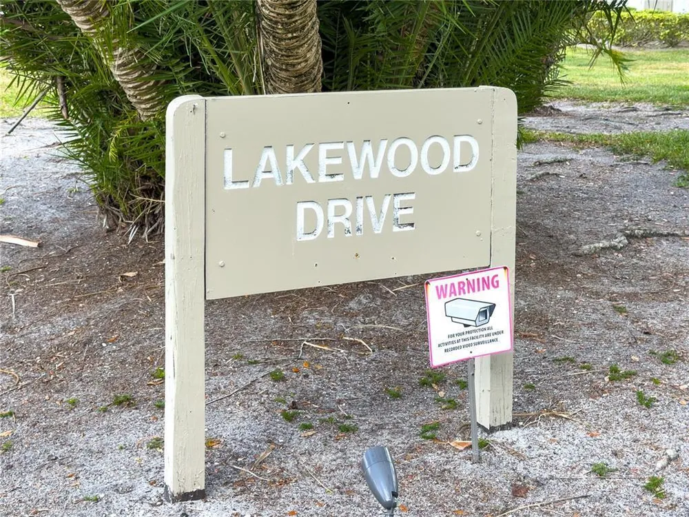220 Lakewood Dr, Bradenton, FL 34210