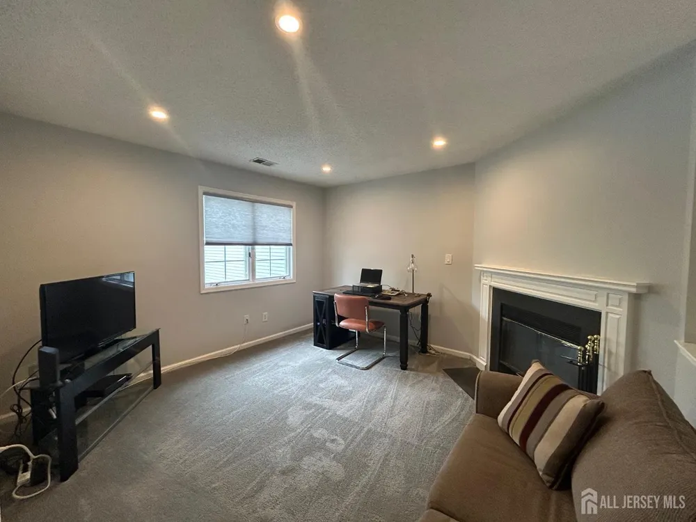 48 Winthrop Rd, Monroe, NJ 08831