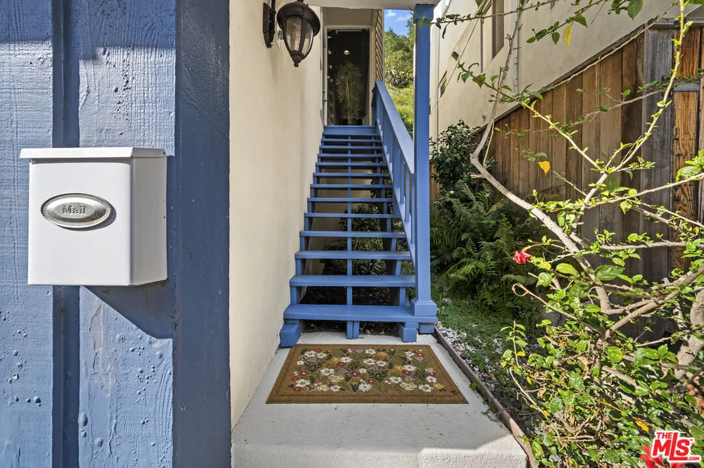 9827 Yoakum Dr, Beverly Hills, CA 90210