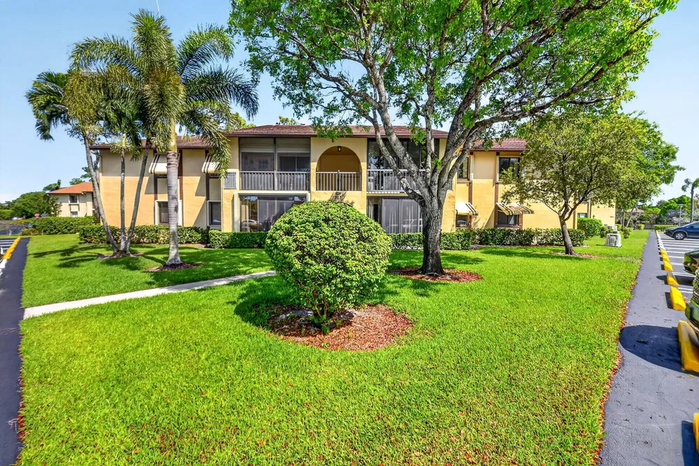 207 Pine Hov Circle, Greenacres, FL 33463