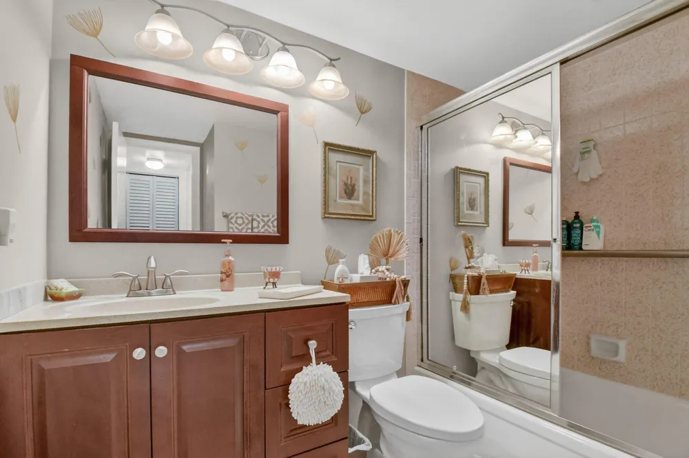 207 Pine Hov Circle, Greenacres, FL 33463