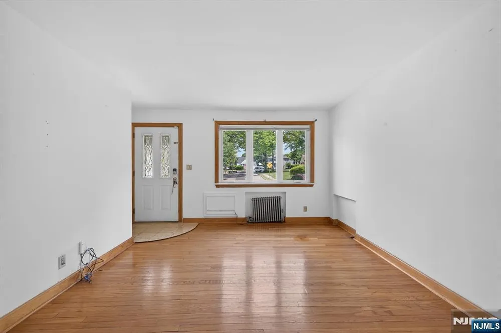 28 Livingston Pl, Teaneck, NJ 07666