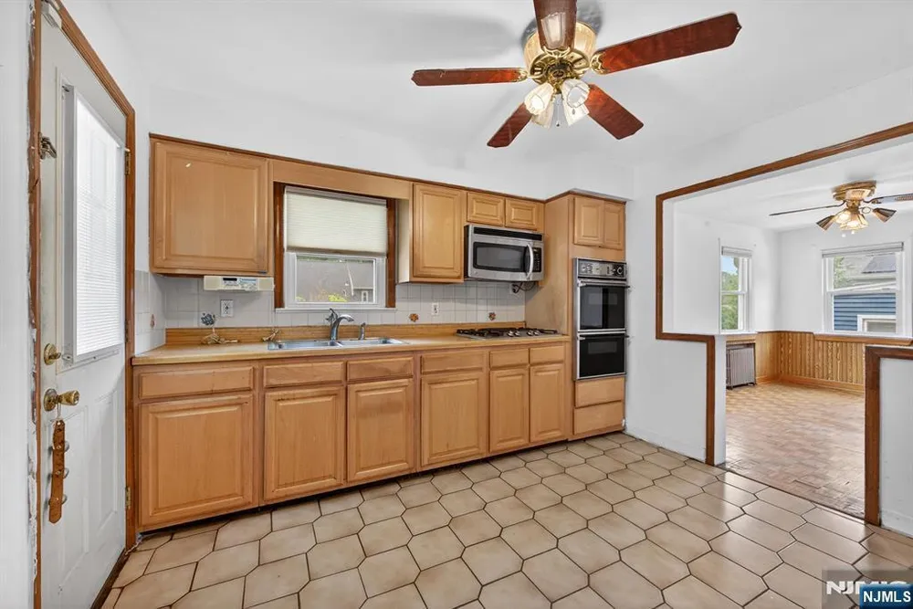 28 Livingston Pl, Teaneck, NJ 07666