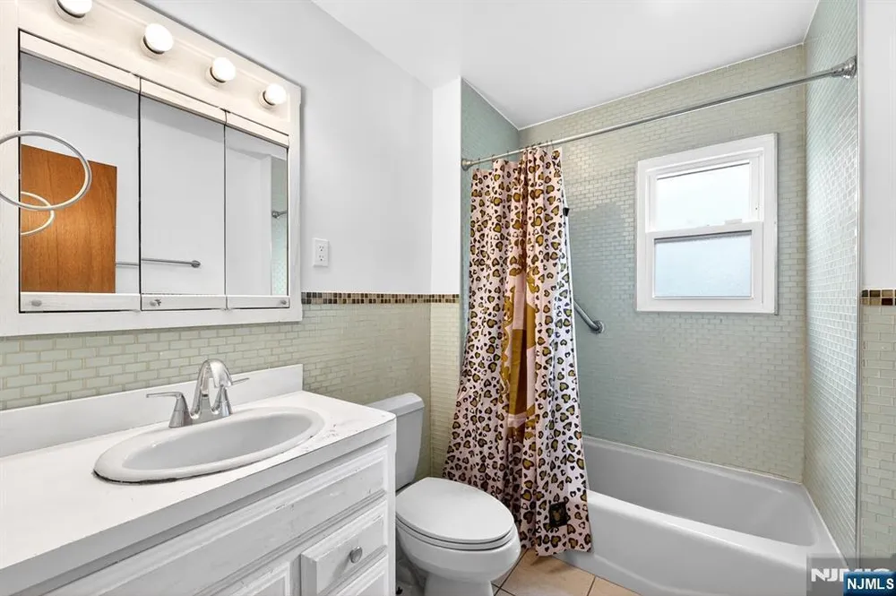 28 Livingston Pl, Teaneck, NJ 07666