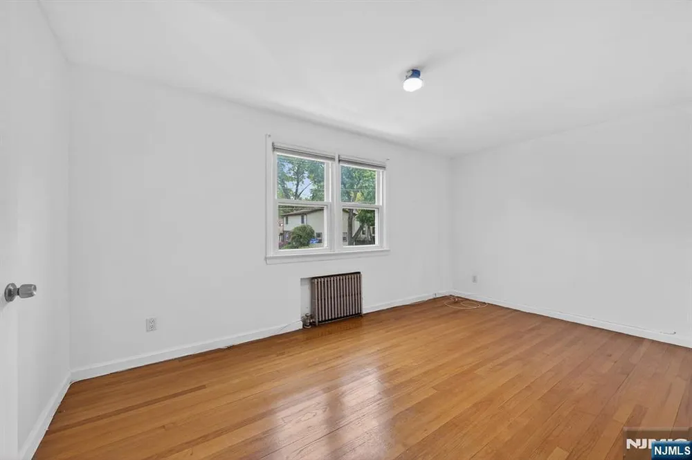 28 Livingston Pl, Teaneck, NJ 07666